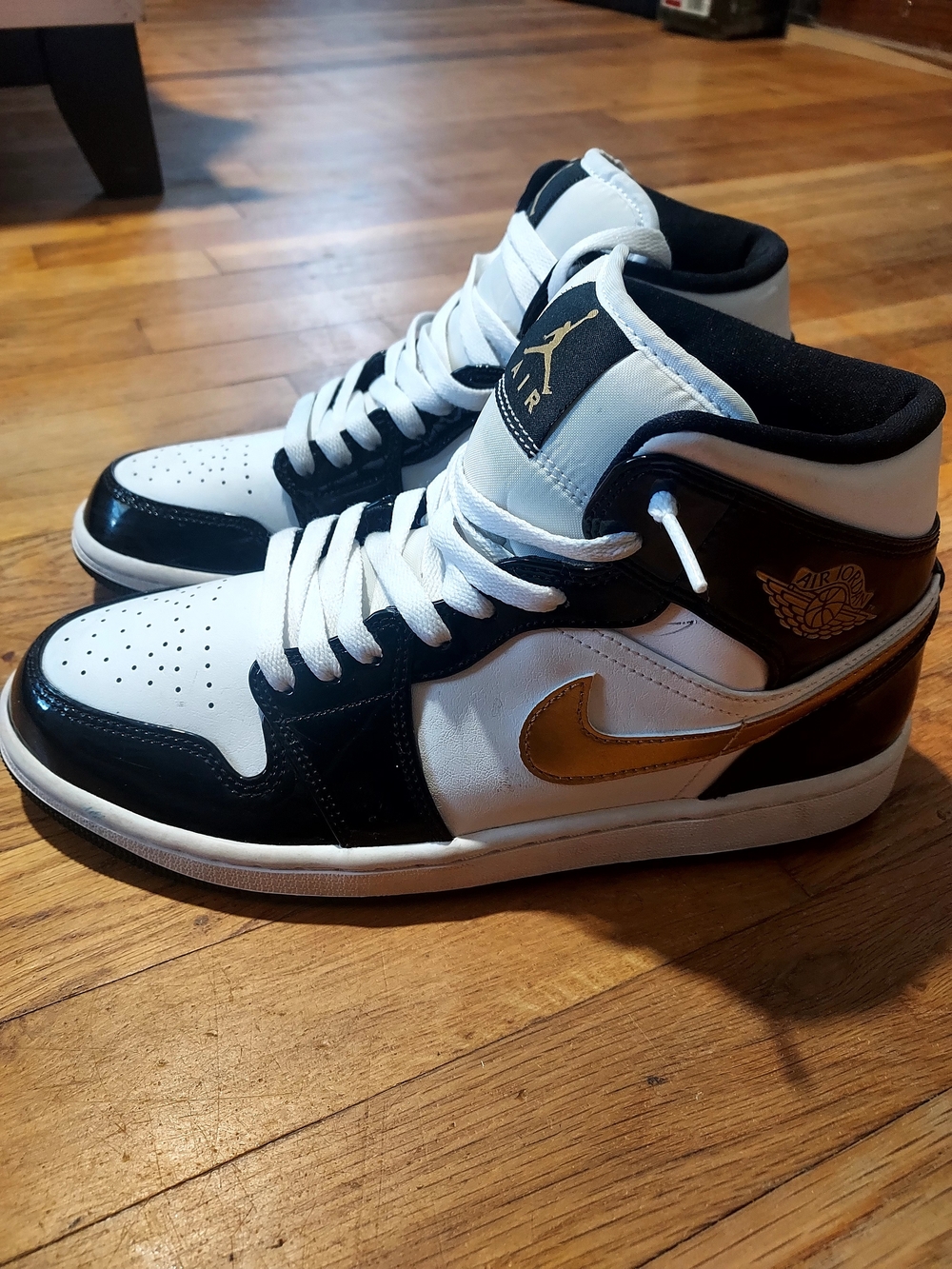 Nike Air Jordan 1 Mid - White, Black & Gold